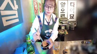 【69堂午夜视频】韩国旅游色情乱交爆干眼镜黑色过膝袜导游