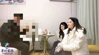 【69堂午夜视频】两个妹子都是第一次玩双飞没想到还都挺放得开也挺配合服务也好双飞简直不要太爽