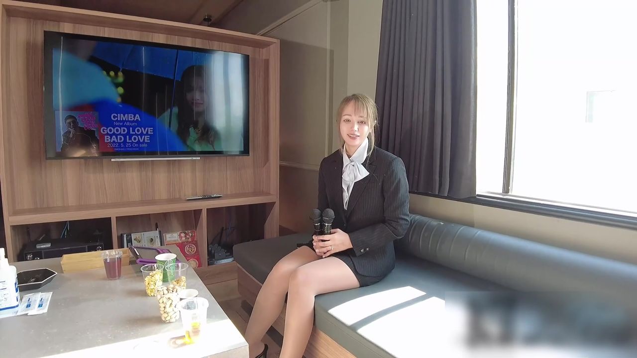 【69堂午夜视频】KTV 肉丝骚货张开大腿任你玩逼