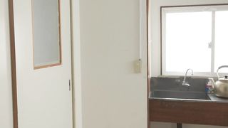 【69堂午夜视频】母狗特别版：在女儿面前，在母亲面前，她像母狗一样被粗暴地推搡