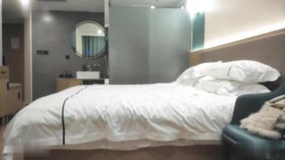 【69堂午夜视频】蛋蛋都给我操湿了，干的时候腿软摔了一跤，太丢人了