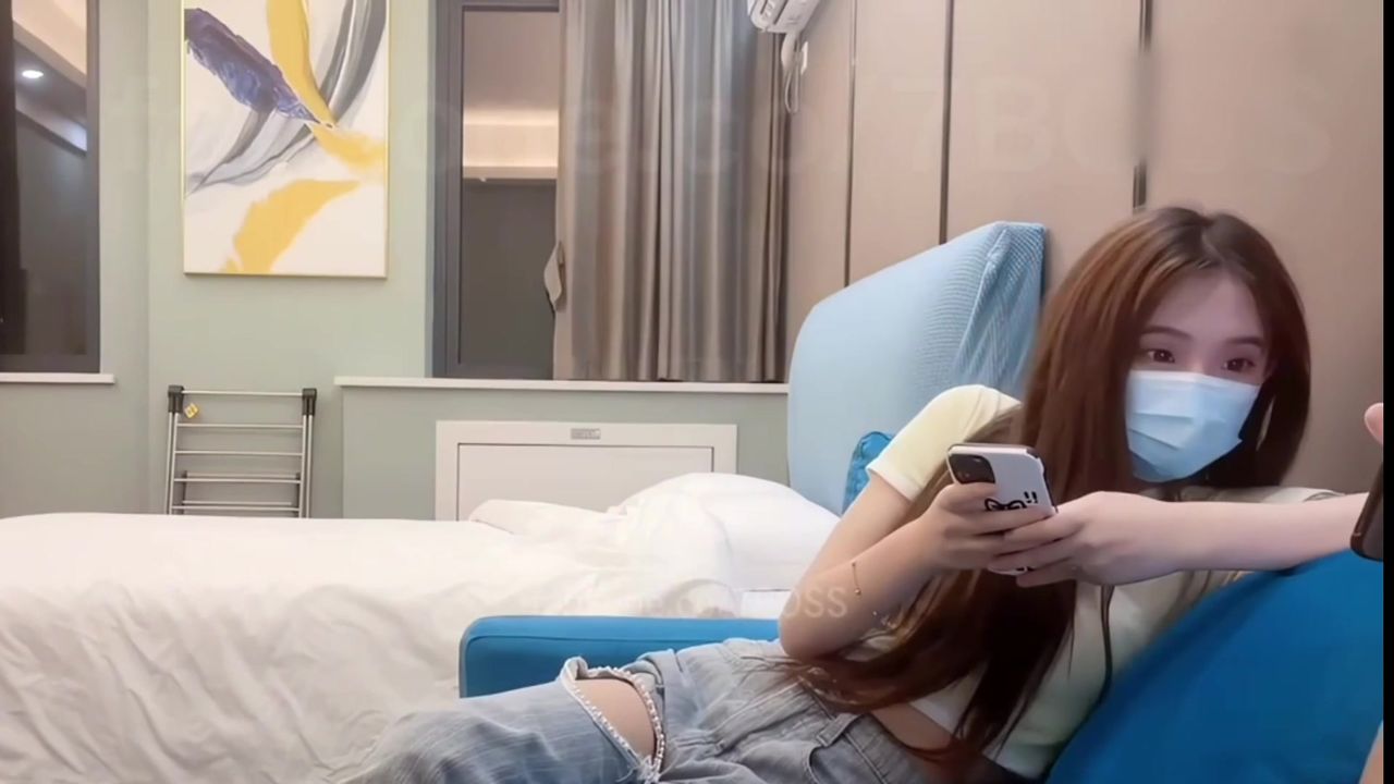 【69堂午夜视频】白衣牛仔裤甜妹近距离特写上位快速抽插翘屁股后入