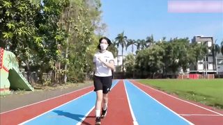 【69堂午夜视频】北一女大生在操场跑步时抽筋被体育老师带到保健室性按摩