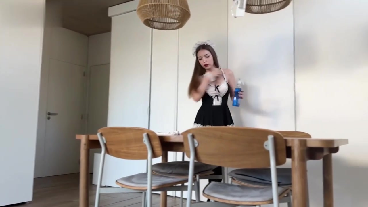 【69堂午夜视频】年轻女仆为钱同意与老板上床
