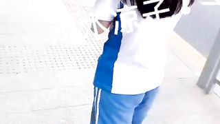 清纯校花木木凉子寻求刺激，公交车后排低头吃鸡巴，人行道公厕吃龟头，不知道有多爽！