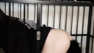 【69堂午夜视频】小母狗被圈养玩弄只有肉棒才能让她开心看到肉棒两眼发光渴望被深喉后入被按在铁笼上猛操
