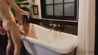 【69堂午夜视频】满背纹身好身材女神强行摁在浴缸里吃鸡爆操